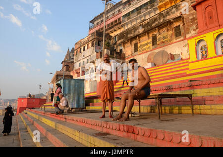 Le persone vengono a pregare e a bagnarsi nelle acque sante del Fiume Gange a Varanasi, India Foto Stock