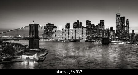 Il Ponte di Brooklyn e grattacieli di Manhattan al crepuscolo in bianco e nero. La città di New York Foto Stock