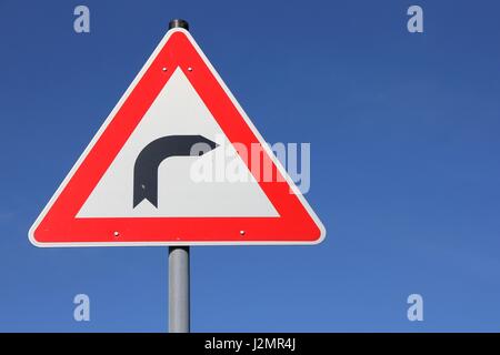 Il tedesco cartello stradale: curva pericolosa Foto Stock