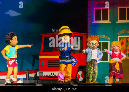 Wetzlar, Germania. Xxvii Aprile, 2017. Sam Feuerwehrmann Live: Pontypandy rockt!, Tedesco teatro per bambini adattamento di Welsh-British commedia animata per bambini serie televisiva Fireman Sam dal teatro auf Tour Darmstadt/Germania (in collaborazione con Van Hoorne intrattenimento, Paesi Bassi). Prestazioni a Stadthalle Wetzlar. Caratteri in scena: Mandy Flood, Fireman Sam, Norman PRICE, Gwendolyn (originariamente Bronwyn Jones). --- Fotocredit: Christian Lademann Foto Stock