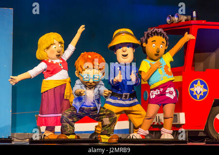 Wetzlar, Germania. Xxvii Aprile, 2017. Sam Feuerwehrmann Live: Pontypandy rockt!, Tedesco teatro per bambini adattamento di Welsh-British commedia animata per bambini serie televisiva Fireman Sam dal teatro auf Tour Darmstadt/Germania (in collaborazione con Van Hoorne intrattenimento, Paesi Bassi). Prestazioni a Stadthalle Wetzlar. Caratteri in scena: Gwendolyn (originariamente Bronwyn Jones), Norman PRICE, Fireman Sam, Mandy Flood. --- Fotocredit: Christian Lademann Foto Stock