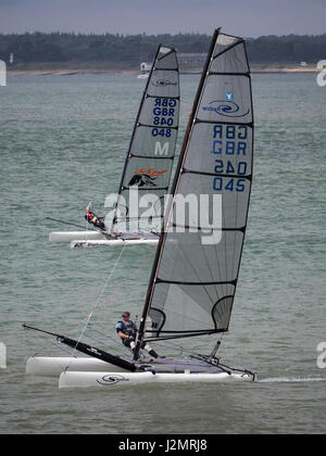 Una coppia di due gommoni di ombra Ombra Racing testa a testa in yacht race on Solent in grondin baia calme acque Foto Stock