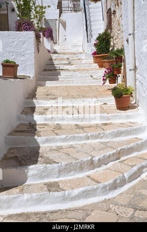 Vicolo. Ceglie Messapica. La Puglia. L'Italia. Foto Stock