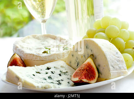 Vino bianco, formaggio, uva, feyhoa.produkty cibo gourmet. Foto Stock