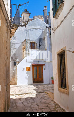 Vicolo. Ceglie Messapica. La Puglia. L'Italia. Foto Stock