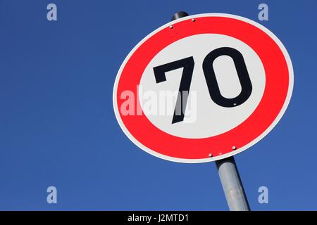 Il tedesco cartello stradale: limite di velocità a 70 km/h Foto Stock