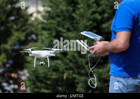 Controlla in remoto elicottero drone. Drone volo controller remoto nelle mani di uomo Foto Stock