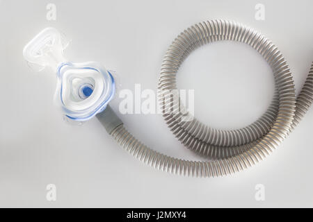 CPAP maschera della macchina e il tubo flessibile per persone con apnea nel sonno, respiratorie o disturbo respiratorio Foto Stock