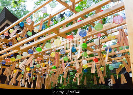 KAWAGOE, Giappone - 20 luglio 2016 - Vetro scacciapensieri pendono dalla struttura di legno a Hikawa santuario di Kawagoe città, Giappone, il 20 luglio 2016. Foto Stock