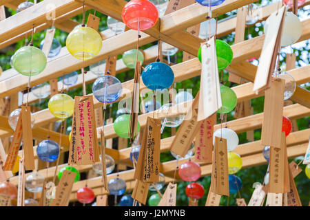 KAWAGOE, Giappone - 20 luglio 2016 - Vetro scacciapensieri pendono dalla struttura di legno a Hikawa santuario di Kawagoe città, Giappone, il 20 luglio 2016. Foto Stock