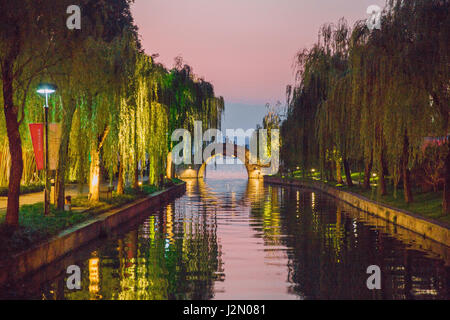 Hangzhou, Cina, 2016, Street View. Città, strade, il lago e la natura. Si tratta di una foto di viaggio, quando ho a piedi intorno a città. Foto Stock