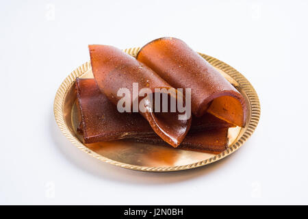 Indian alphonso mango essiccato di jelly chiamato mango papad o mango poli o lastra o torta, maharashtrian tradizionale ricetta Foto Stock