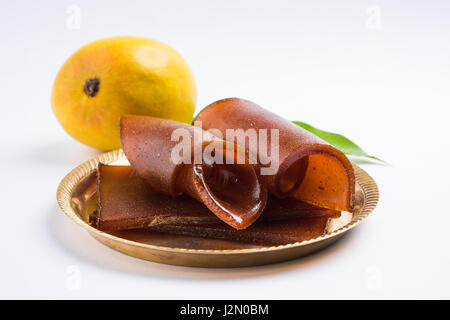 Indian alphonso mango essiccato di jelly chiamato mango papad o mango poli o lastra o torta, maharashtrian tradizionale ricetta Foto Stock