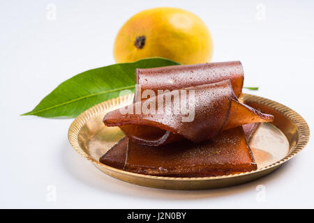 Indian alphonso mango essiccato di jelly chiamato mango papad o mango poli o lastra o torta, maharashtrian tradizionale ricetta Foto Stock