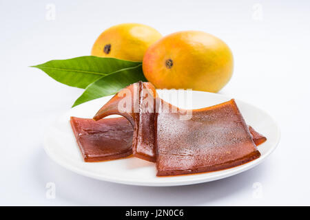 Indian alphonso mango essiccato di jelly chiamato mango papad o mango poli o lastra o torta, maharashtrian tradizionale ricetta Foto Stock