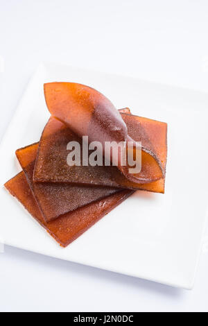 Indian alphonso mango essiccato di jelly chiamato mango papad o mango poli o lastra o torta, maharashtrian tradizionale ricetta Foto Stock