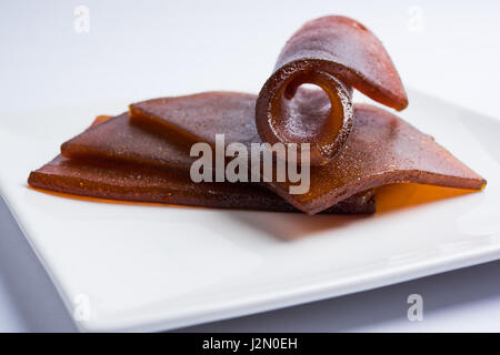 Indian alphonso mango essiccato di jelly chiamato mango papad o mango poli o lastra o torta, maharashtrian tradizionale ricetta Foto Stock