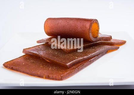 Indian alphonso mango essiccato di jelly chiamato mango papad o mango poli o lastra o torta, maharashtrian tradizionale ricetta Foto Stock