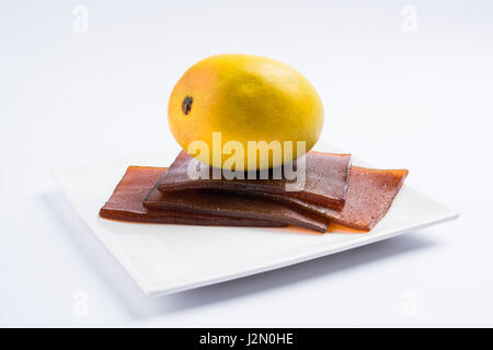 Indian alphonso mango essiccato di jelly chiamato mango papad o mango poli o lastra o torta, maharashtrian tradizionale ricetta Foto Stock