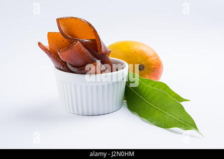 Indian alphonso mango essiccato di jelly chiamato mango papad o mango poli o lastra o torta, maharashtrian tradizionale ricetta Foto Stock