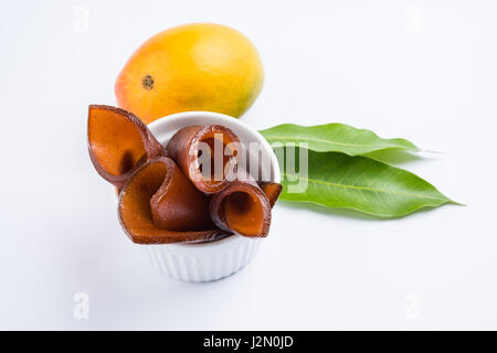 Indian alphonso mango essiccato di jelly chiamato mango papad o mango poli o lastra o torta, maharashtrian tradizionale ricetta Foto Stock