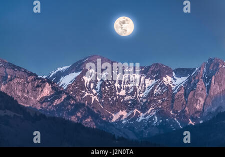 Luna piena sopra la parte superiore del lago di Zurigo (Obersee) al tramonto su una chiara notte primaverile, Rapperswil, Sankt Gallen, Svizzera Foto Stock
