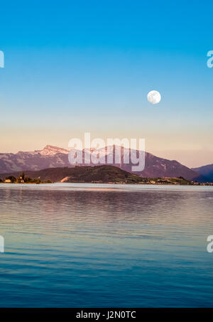 Luna piena sopra la parte superiore del lago di Zurigo (Obersee) al tramonto su una chiara notte primaverile, Rapperswil, Sankt Gallen, Svizzera Foto Stock