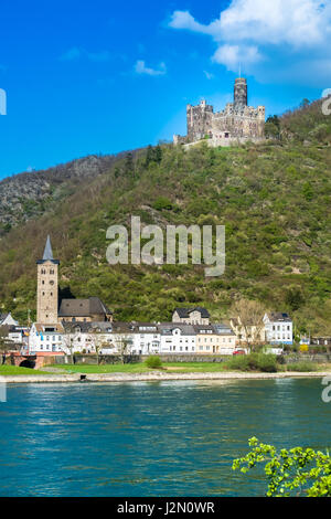 Sankt Goarshausen in Nassau sulla sponda orientale del Reno, nella sezione conosciuta come la Gola del Reno, direttamente attraversato il fiume dal Sankt Goar, la RHI Foto Stock