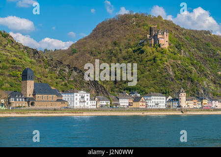 Sankt Goarshausen in Nassau sulla sponda orientale del Reno, nella sezione conosciuta come la Gola del Reno, direttamente attraversato il fiume dal Sankt Goar, la RHI Foto Stock