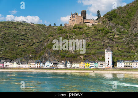 Sankt Goarshausen in Nassau sulla sponda orientale del Reno, nella sezione conosciuta come la Gola del Reno, direttamente attraversato il fiume dal Sankt Goar, la RHI Foto Stock