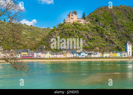 Sankt Goarshausen in Nassau sulla sponda orientale del Reno, nella sezione conosciuta come la Gola del Reno, direttamente attraversato il fiume dal Sankt Goar, la RHI Foto Stock