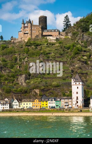 Sankt Goarshausen in Nassau sulla sponda orientale del Reno, nella sezione conosciuta come la Gola del Reno, direttamente attraversato il fiume dal Sankt Goar, la RHI Foto Stock