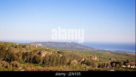 Vista panoramica su Laatchi alla penisola di Akamas e il Mar Mediterraneo dalla Droushia, Paphos, Cipro. Foto Stock