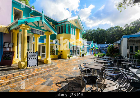 Negozi colorati di Palm Cove Village Shopping, spiagge settentrionali sobborgo di Cairns, estremo Nord Queensland, FNQ, Australia Foto Stock