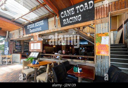 Barra di ferro ristorante sul Macrossan Street ha la canna da zucchero Toad Racing, Port Douglas, estremo Nord Queensland, FNQ, Australia Foto Stock