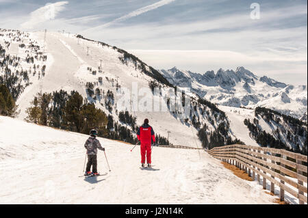 Fse istruttore di sci con il giovane pupillo, Ax-3 Domaines, Pirenei, Francia Foto Stock