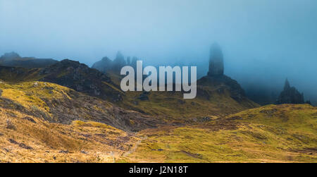 Il vecchio uomo di Storr, affascinanti formazioni rocciose sulla penisola di Trotternish dell'Isola di Skye in Scozia Foto Stock