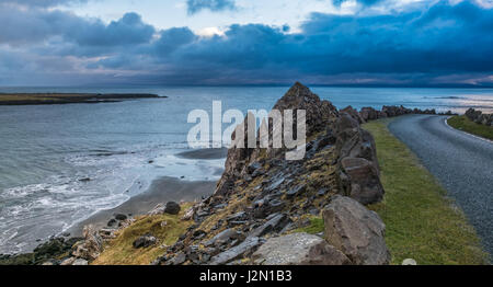 Spettacolari paesaggi costieri nei pressi di Staffin sulla costa nordorientale della Penisola di Trotternish dell'isola di Skye in Scozia Foto Stock