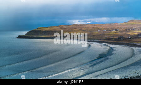 Spettacolari paesaggi costieri nei pressi di Staffin sulla costa nordorientale della Penisola di Trotternish dell'isola di Skye in Scozia Foto Stock