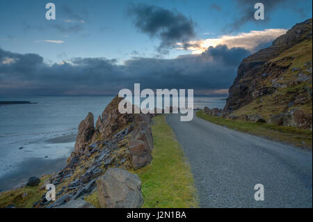 Spettacolari paesaggi costieri nei pressi di Staffin sulla costa nordorientale della Penisola di Trotternish dell'isola di Skye in Scozia Foto Stock