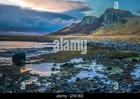 Spettacolari paesaggi costieri nei pressi di Staffin sulla costa nordorientale della Penisola di Trotternish dell'isola di Skye in Scozia Foto Stock