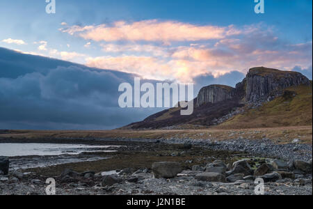 Spettacolari paesaggi costieri nei pressi di Staffin sulla costa nordorientale della Penisola di Trotternish dell'isola di Skye in Scozia Foto Stock