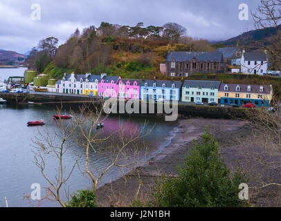 Portree, la maggiore città di Skye nelle Ebridi Interne della Scozia. È un pittoresco porto, circondate da scogliere. Foto Stock