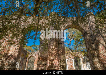 Vecchio Sheldon rovine della chiesa, originariamente noto come il principe William la chiesa Parrocchiale, tra querce maestose e tombe sparse, South Carolina, STATI UNITI D'AMERICA Foto Stock