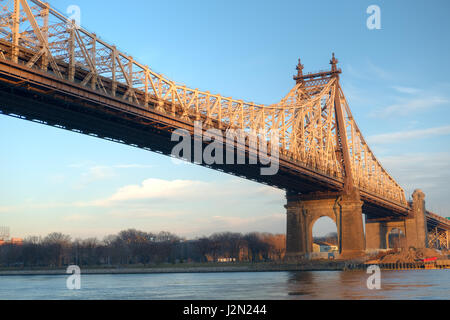 Ponte Queensborough tra Roosevelt Island e Long Island City nel Queens, a New York City Foto Stock