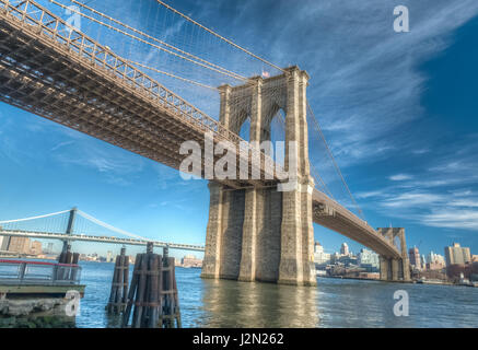 Vista del Ponte di Brooklyn dal lato di Manhattan, New York City Foto Stock