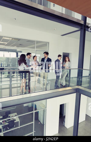 Gruppo di imprenditori aventi la conversazione su edificio per uffici Foto Stock