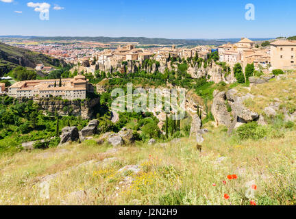 La scogliera di edifici di Cuenca compresi Convento de San Pablo, ora il Parador de Cuenca, Castilla La Mancha, in Spagna Foto Stock