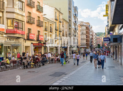 Le persone che si godono la loro serata paseo e seduto al caffè lungo Cuenca la principale strada dello shopping, Calle Carreteria nella città nuova, Cuenca, Spagna Foto Stock