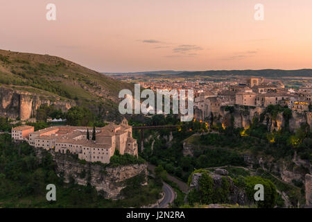 Sunset over the cliff top buildings of Cuenca including Convento de San Pablo, now the Parador de Cuenca, Castilla La Mancha, Spain Foto Stock